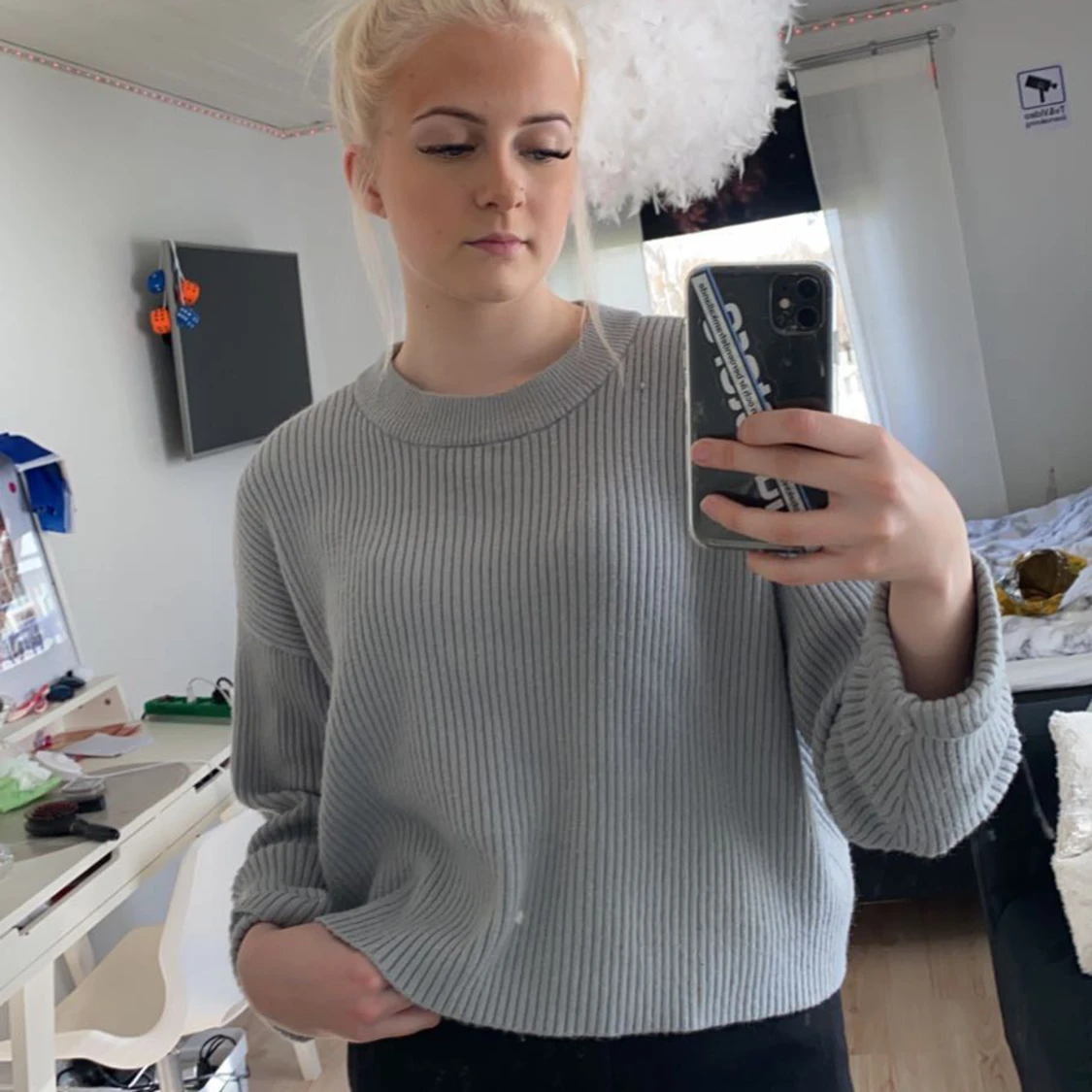 Säljer grå stickad tröja 