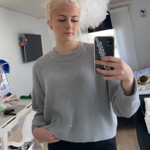 Säljer grå stickad tröja  - Säljer nu min gråa stickade tröja, kommer tyvärr inte till användning därför säljer jag den, använd några gånger och fint skick! Pris kan diskuteras 