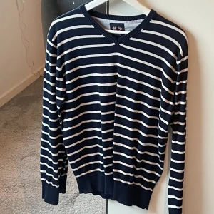 Randig tröja  - Superfin randig stickad tröja, bra skick, brandy melville liknande tröja 