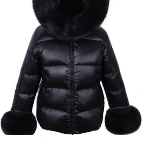 Alba jacka fur Stockholm  - Säljer denna fina alba jacka från fur Stockholm. Aldrig använd , säljer den för att jag råkade beställa två stycken och jag behövde bara en.  Lappen och förpackningen finns kvar , jackan är ej rörd.  Ursprungspriset är 2500kr