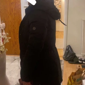 Hollies jacka  - Säljer denna Hollies jackan, använt fåtal gånger. Den är i bra skick, (frakt ingår ej)