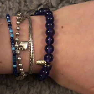 Armband - Ett lila armband,aldrig använd,skriv privat om du har frågor,betalning skrev via Swish,köp inte direkt🤍