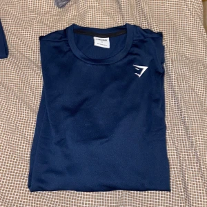 Gymshark long sleeve t-shirt  - Helt oanvänd marinblå long sleeve t-shirt från gymshark, storlek S. Köpare står för frakt. Pris går att diskutera. 