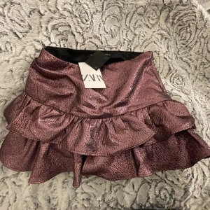 zara kjol - Lägger ut igen pga oseriös köpare. Säljer dessa coola shorts/kjol från zara. Helt ny med prislapp kvar. Skriv om du vill ha fler bilder🤗💗💗