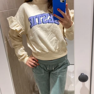 Tröja - Säljer denna fina tröja, den är helt oanvänd och sååååå vacker. Tyvärr så kände jag att det inte riktigt var min stil när min mamma köpte den till mig men ville ändå inte slänga den, så jag ville sälja den till någon som vill ha den.