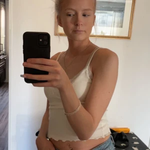 Säljer vitt linne från Gina tricot  - Säljer mitt vita linne från Gina som tyvärr inte kommer till användning längre, använd några gånger, fint skick!