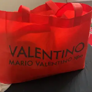 Säljer min alldeles nya valentino väska, säljer den då jag inte har någon användning av den. Den har utrymme men de syns dock inte på bilden. Man kan ha i matlåda osv i så den är bra med utrymme 