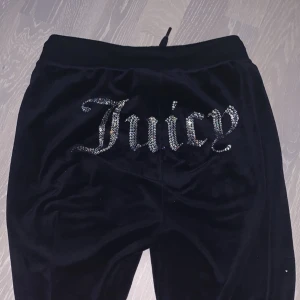Mörkblå juicy byxor  - Juicybyxor i storlek XS. Kan mötas upp i Helsingborg. Hör av er vid frågor:) Inga fläckar eller direkta slitningar vad jag sett så i hyffsat gott skick ändå ☺️