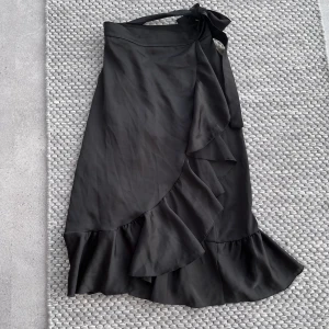 Kjol - Volang kjol med knyte i midjan som går ner till mitten av vaderna. Har för mig att det är storlek S, men eftersom den är justerbar i midjan så passar den många. Köparen står för frakten som tillkommer💕