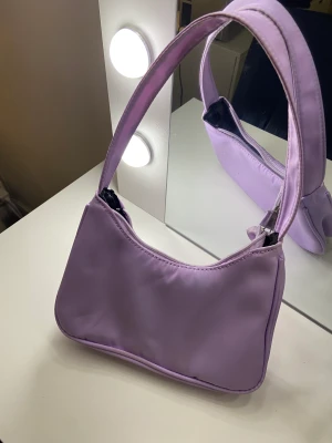 Väska - Lila väska från shein i okej skick men lite fläckar. Går nog att tvätta bort!💜 Köpt för 70kr. Köparen står för frakten!📦💘