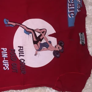 T-shirt WEAR IT  - Denna är en tshirt från märket WEAR IT. Den kostade runt 549kr och har användst ungifär 4-6 gngr. Jag passar inte in i den längre. Den är i strl M men passar även xs-s. Frakt ingår. 