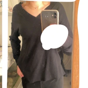 Lång ärmad - Fin, svart, v-ringad lång ärmad tröja från new yorker. Köpt för 119! Frakt tillkommer ❤️