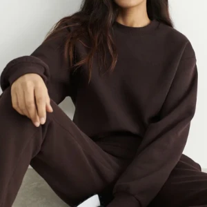 Brun sweatshirt - En brun, basic sweatshirt från Gina Tricot i storlek S! Mycket bra skick men säljs då den inte kommer till användning längre. Köpare står för frakt och skriv gärna vid eventuella frågor😊