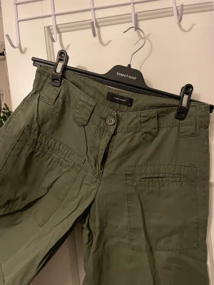 Lågmidjade cargo pants  - Byxorna är långa och har coola detaljer, lågmigjade i storlek 34. Jag får inte på mig dom längre därför säljer jag dom