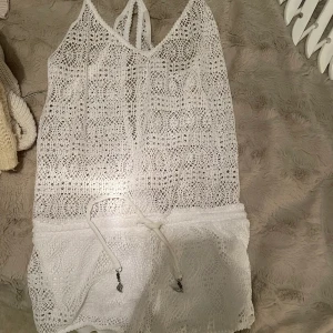 Beach coverup - Vit strandplaysuit i virkat skönt o mjukt material 