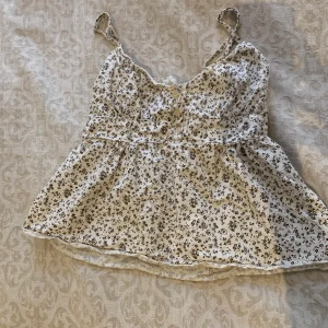 Jättefint linne Brandy Melville - Säljer min gamla favvotopp från Brandy i en av deras klassiska modeller pga blivit för litet tyvärr. Bra skick, inga defekter eller fläckar. Köpt för ca 250kr. Sitter så fint, one size men skulle säga att det passar en xs/s! Hör av dig vid frågor.❣️ Kan mötas i sthlm eller frakta.