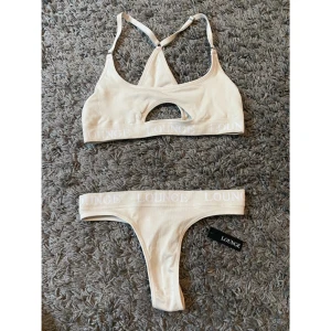 Loungewear Set - Loungewear underwear set i färgen Beige. Överdelen använd 2-3 gånger, nederdelen aldrig använd. Nypris 600kr