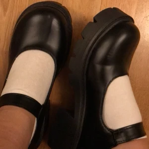 Mary jane shoes - Jätte fina mary jane platform skor som aldrig har använts innan (köpte tyvärr fel storlek) Jätte fina och pasar med allt, priset går att diskutera Det blir extramed frakten fast det kan du kontakta mig om😊 Storlek ska vara 41 fast jag hade sagt 40