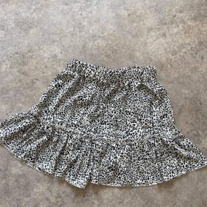 Kjol med inbyggda shorts  - .