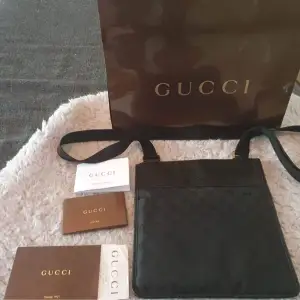 Äkta Gucci herr väska.  Fins kvitto. I mycket fint skick.
