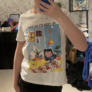 T-shirt med tryck  - Säljer kläder pga utresning allt är i fint skick, köparen står för frakten 💙 använd några ggr men fint skick 