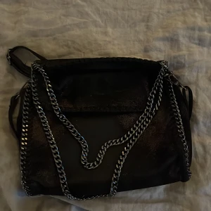 Axelremsväska - Glittrig väska, superfin men kommer inte till användning