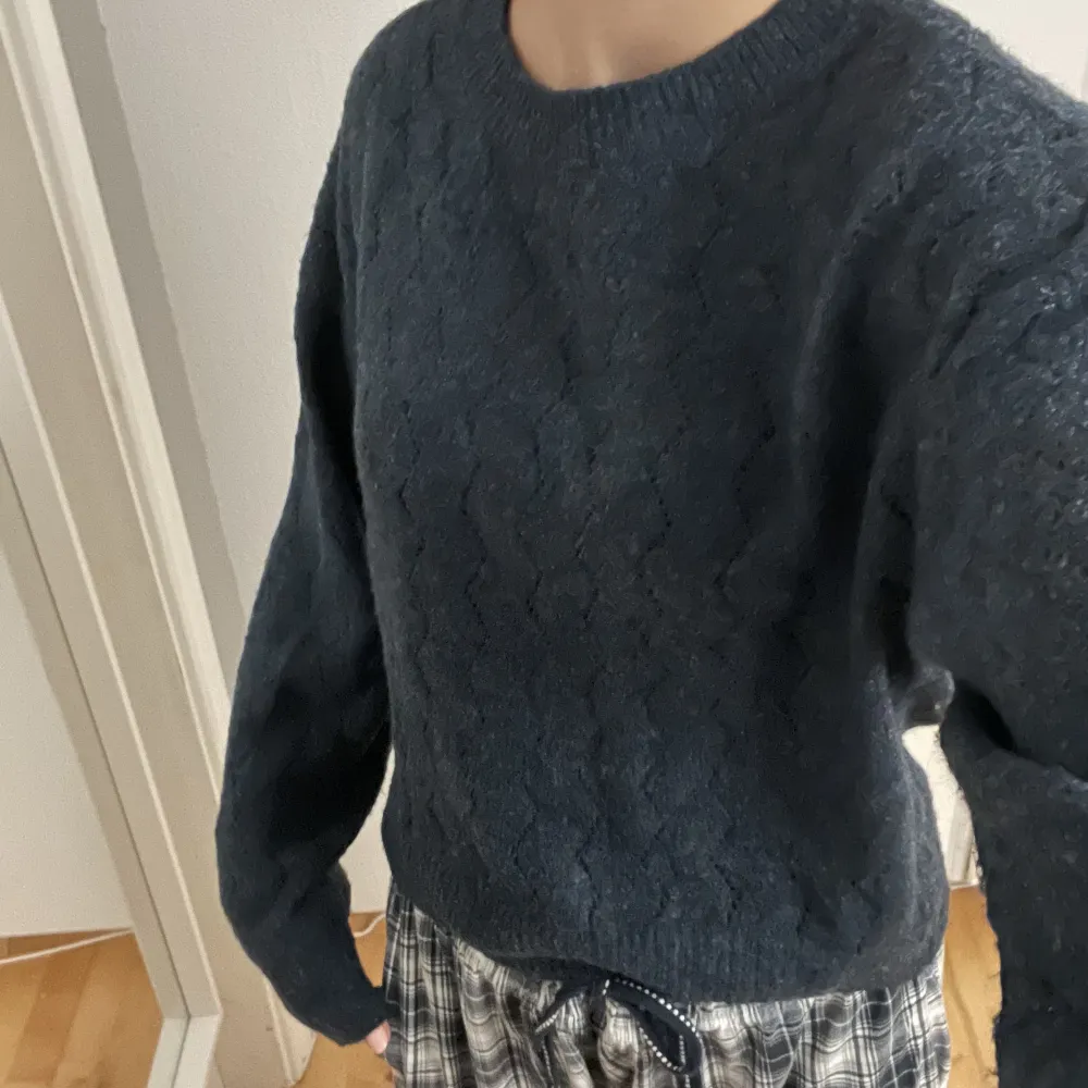 Blå stickad tröja med snyggt mönster i storlek S, 100kr+frakt💕 Kolla gärna in det andra jag säljer!. Tröjor & Koftor.