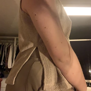 Linne - Finstickat linne.  Beige  St M  Aldrig använd förutom testad. 