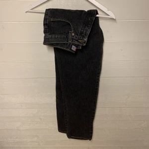 Mörka jeans - Snygga mörka jeans med via passform!  Höga i midjan och långa ben. Passar snyggt till vardagen. 