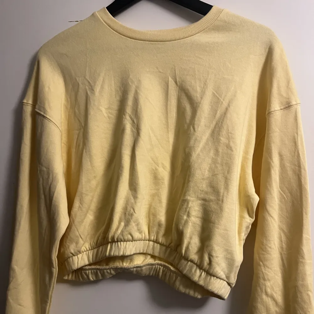 En jättefin gul croppad sweatshirt från lager 157. Den är i storlek M. Använd en gång 🌟inga defekter! PRIS KAN ALLTID DISKUTERAS 😍😍😍 skriv vid frågor . Tröjor & Koftor.