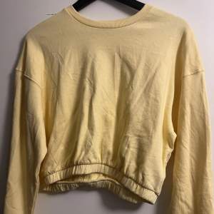 En jättefin gul croppad sweatshirt från lager 157. Den är i storlek M. Använd en gång 🌟inga defekter! PRIS KAN ALLTID DISKUTERAS 😍😍😍 skriv vid frågor 