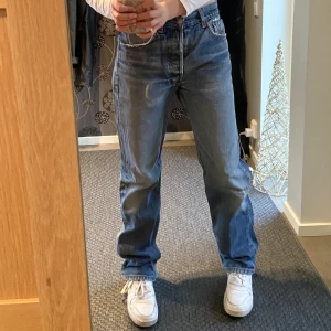 Vintage jeans från Crocker Jeans Company - Mörkblåa jeans från Crocker Jeans Company, i storleken W33/L34, men passar mig som har S/M vanligtvis. Jeansen är i fint skick, men ett av gylfhålen är sönder (se bild 2). Herrmodell men passar lika bra på alla :) Skriv om ni har några frågor 🫶🏻
