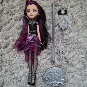 Raven Queen Ever After High Docka - Allting på bilden ingår :) Hon är förövrigt i väldigt bra skick och alla accessorer sitter kvar.  Skriv om du har frågor <3