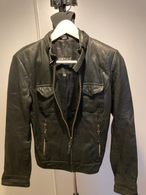 Fin skinnjacka - Fin skinnjacka i mjuk lammnappa. Knappt använd. 