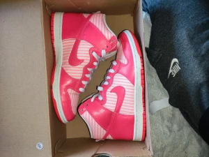 Vintage Nike dunk (hot punch) eu37.5 - Hej, köpte dessa dunks till min sambo men dom var tydligen för små, så jag lägger ut dom här istället, dom är i väldigt bra skick med tanke på att det är vintage och att dom har några år på nacken.   Original lådan finns dock inte kvar. DM för mer info.