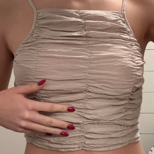 Zara Topp - En fin och tunn beige topp från Zara parfect till sommarn! Knappast använd!  120kr + frakt