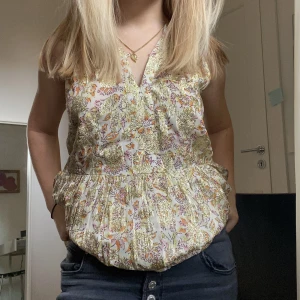 Topp/klänning från Zara - Sååå snygg topp/kort klänning från Zaras barnavdelning som är perfekt till nyår😍 i strl 13-14 år men passar mig som har Xs/S och funkar även som kortare klänning för mig som är ca 153🫶🏼 möts upp på Östermalm eller fraktar! 