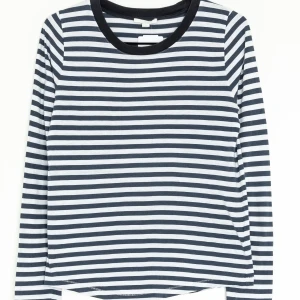 Randig tröja - Marinblå randig tröja från COS. Säljer för att den tyvärr är för liten.