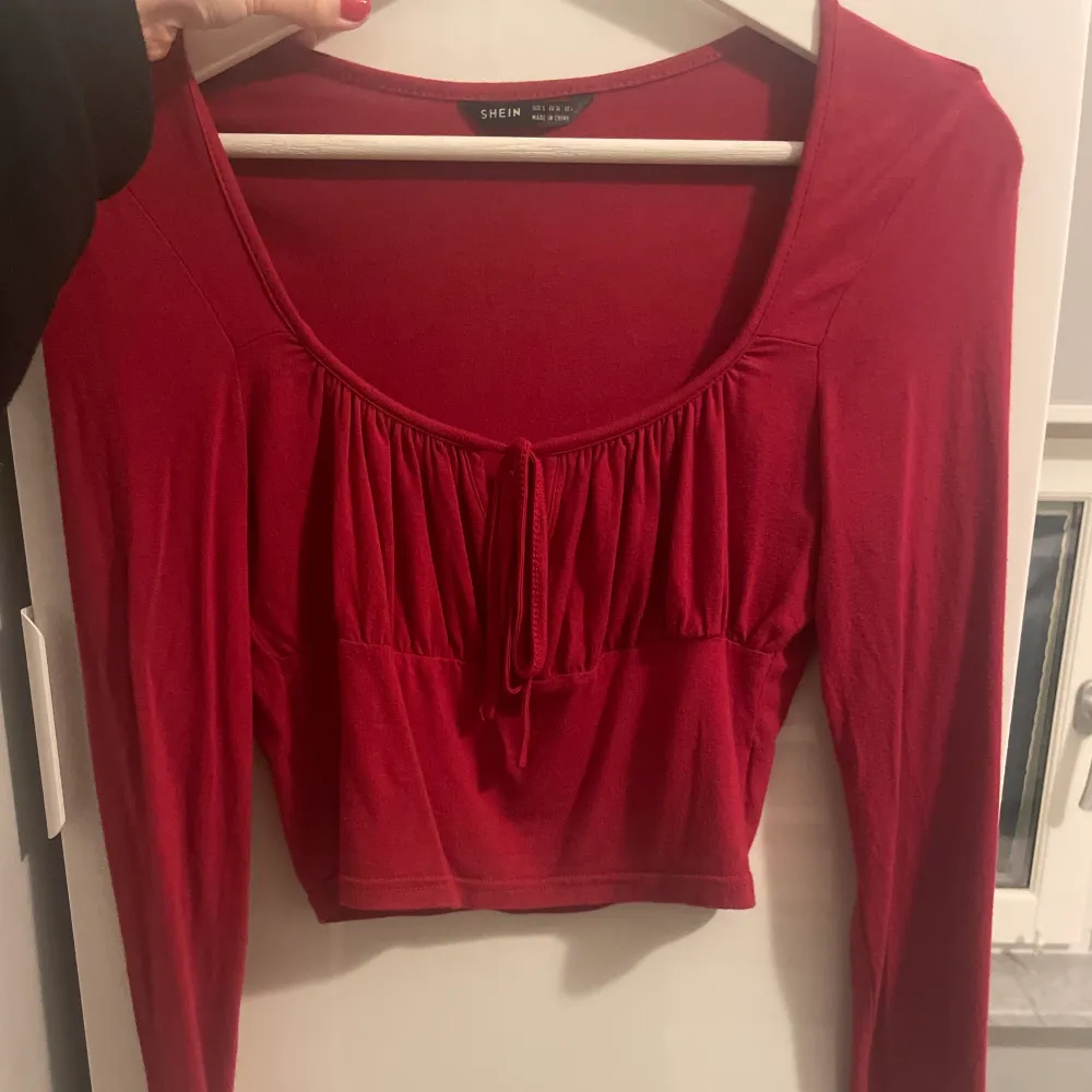 Röd tröja som är så otroligt vacker! Storlek S men passar även en M! Tröjan är enbart använd en enstaka gång eller två, då den inte riktigt passade mig❤️ inga defekter! . Tröjor & Koftor.