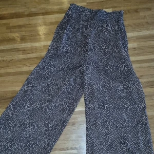 Byxor - Enormt sköna och snygga byxor med störra ben. Väldigt luftande. Sköna sommarbyxor.
