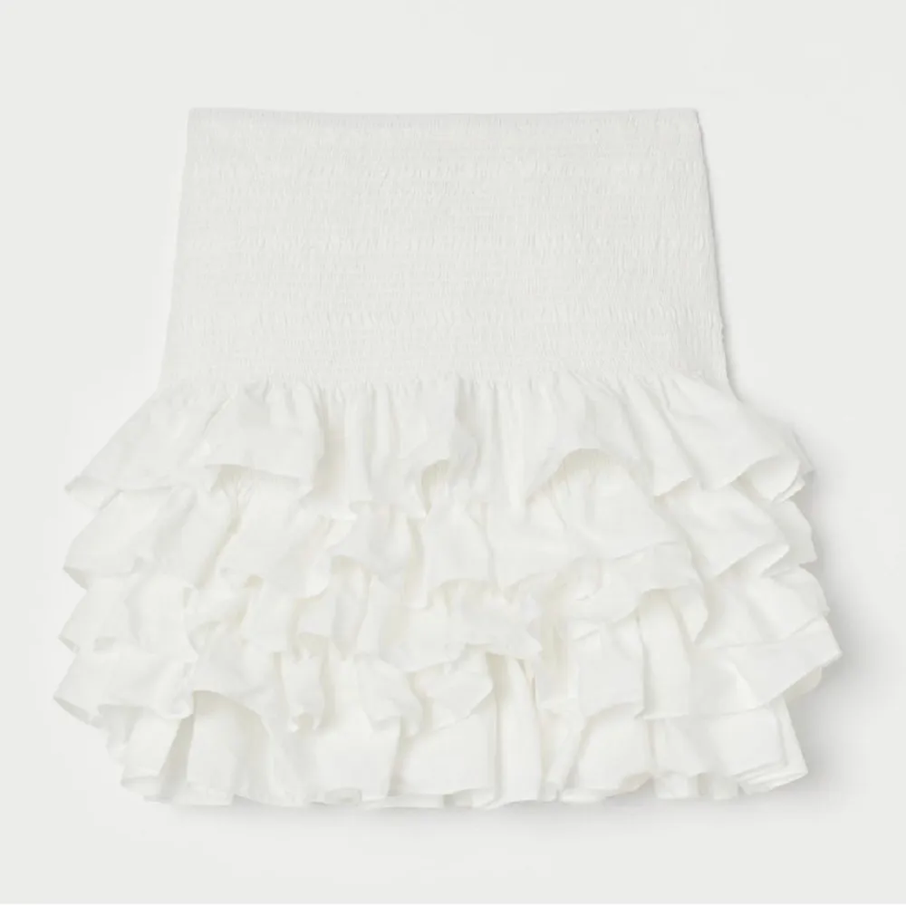 Snygg vit volang kjol från H&M som är helt slutsåld i alla storlekar. ❤️ Köpte för 399 säljer för 200 kan gå ner i pris vid snabb affär. Kjolar.