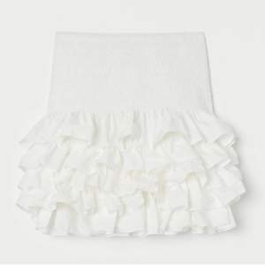 Snygg vit volang kjol från H&M som är helt slutsåld i alla storlekar. ❤️ Köpte för 399 säljer för 200 kan gå ner i pris vid snabb affär