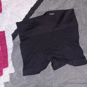 Svarta shorts som inte kommit till användning