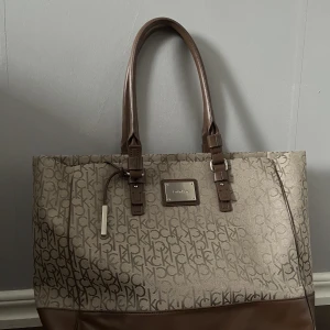 Calvin Klein väska - Calvin klein väska i nyskick, använt ca 3 gånger, säljs pga platsbrist✨