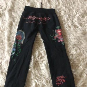 Ed Hardy byxor  - Säljer mina jättemysiga ed Hardy byxor för endast 220kr! Det står ingen storlek men skulle säga xs-s❤️de sitter perfekt på mig som är runt 160