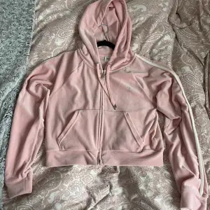 Säljer min rosa juicy couture hoodie i stl L. Kort i längden. Aldrig använd endast tvättad en gång. Köparen betalar för frakten eller mötas upp i Trollhättan!