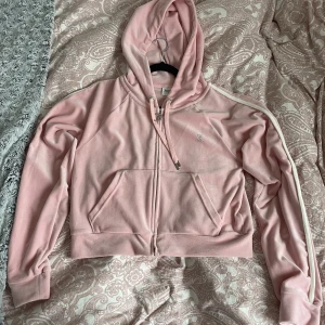 Juicy couture stl L - Säljer min rosa juicy couture hoodie i stl L. Kort i längden. Aldrig använd endast tvättad en gång. Köparen betalar för frakten eller mötas upp i Trollhättan!
