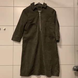 Manchesterklänning  - Manchesterklänning från vero Moda grå/grön färg. Nyskick 