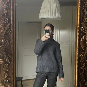 stickad grå polotröja h&m M - blå/grå stickad polotröja från H&M❤️ storlek M men sitter som en S❤️❤️