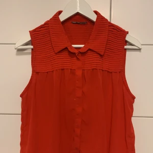 Transparent blus  - Röd transparent blus från Monki. Bra skick 